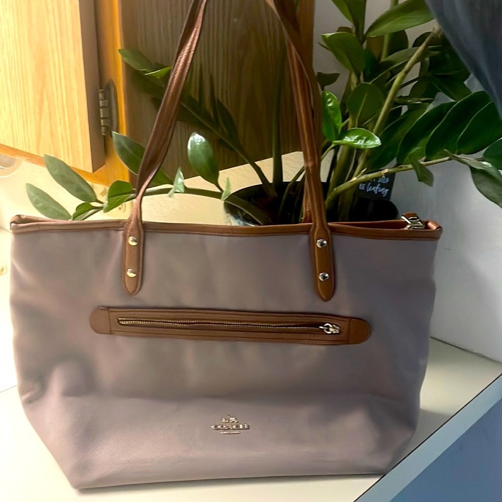 Tan/brown used Coach purse in good condition